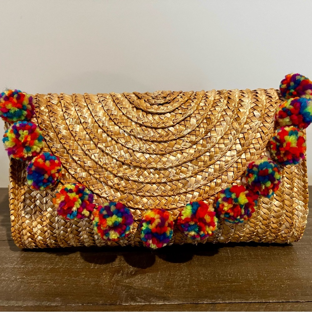 Straw pom pom clutch bag